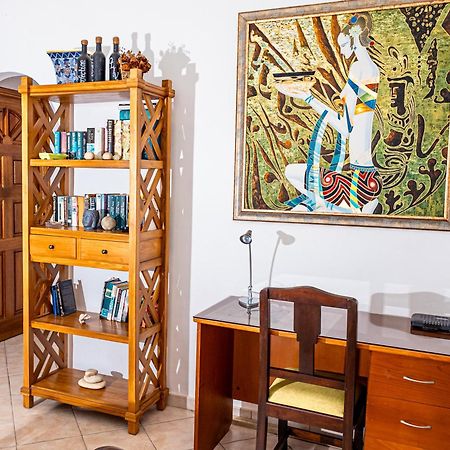 Bottle Palm Villa فيكتوريا المظهر الخارجي الصورة