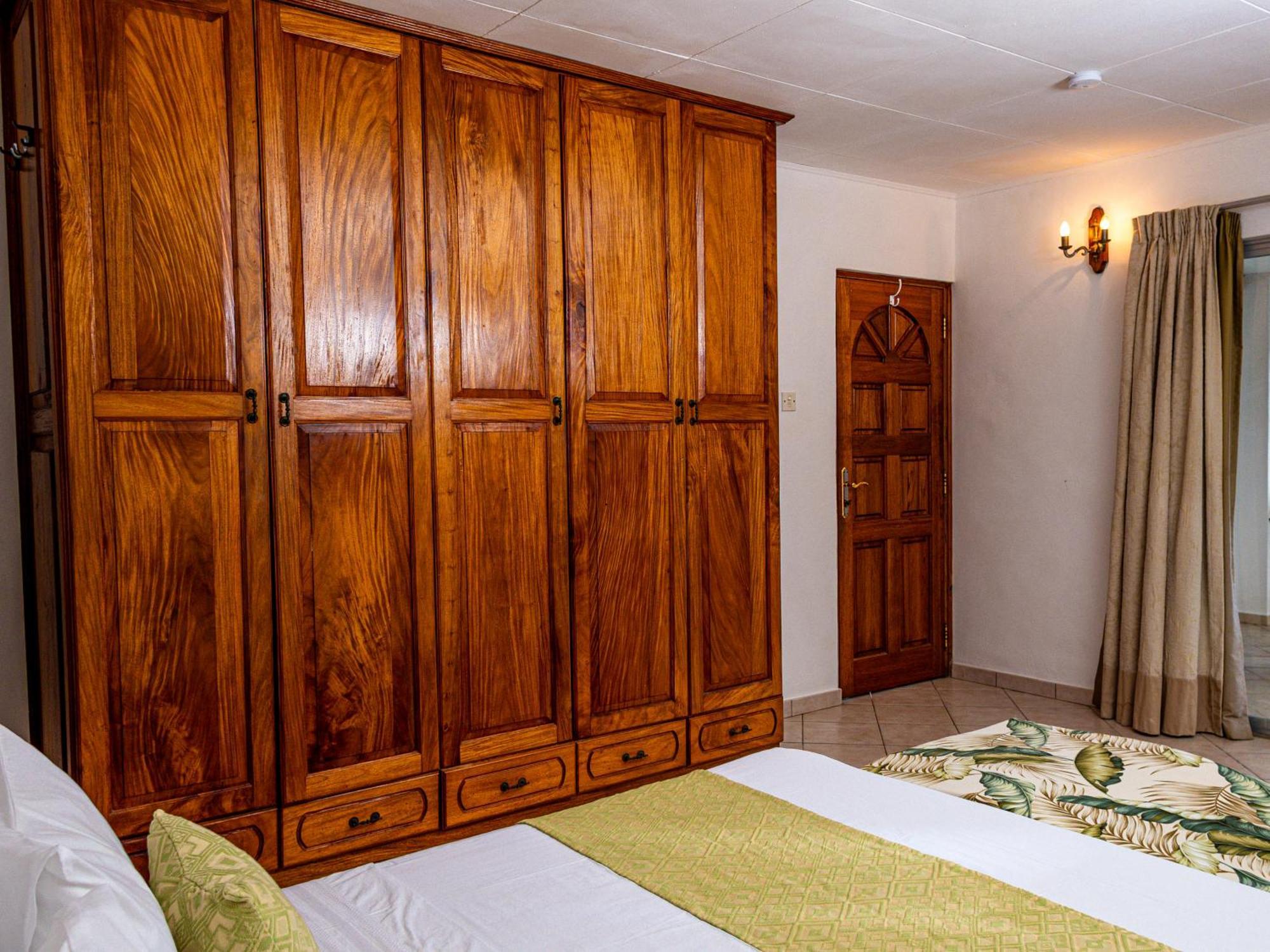 Bottle Palm Villa فيكتوريا المظهر الخارجي الصورة