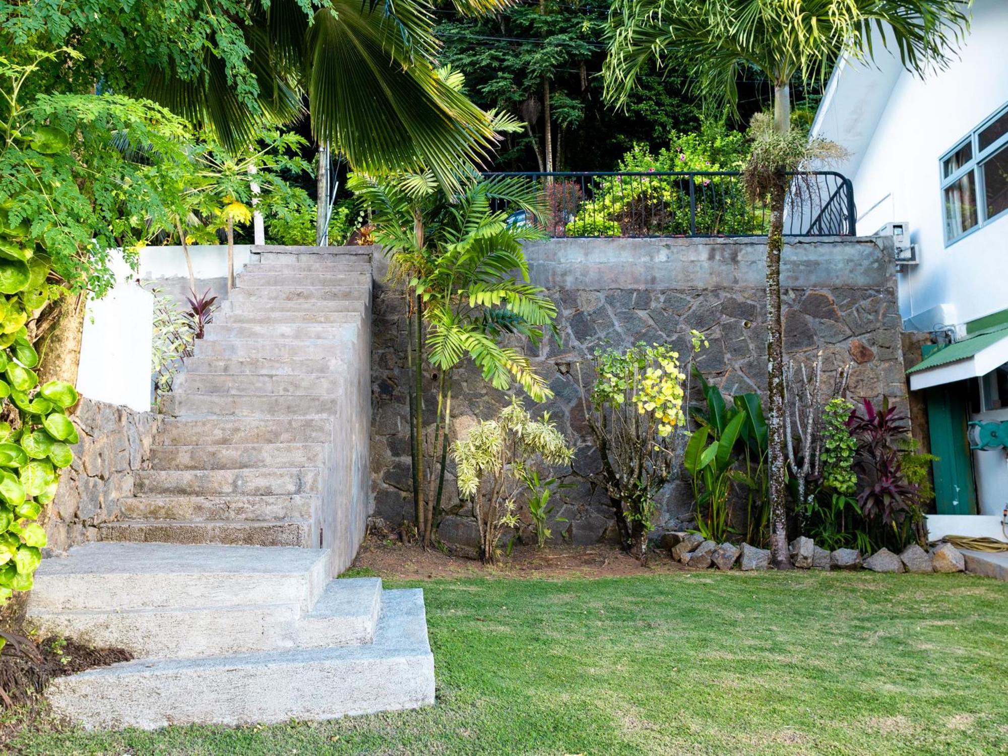 Bottle Palm Villa فيكتوريا المظهر الخارجي الصورة