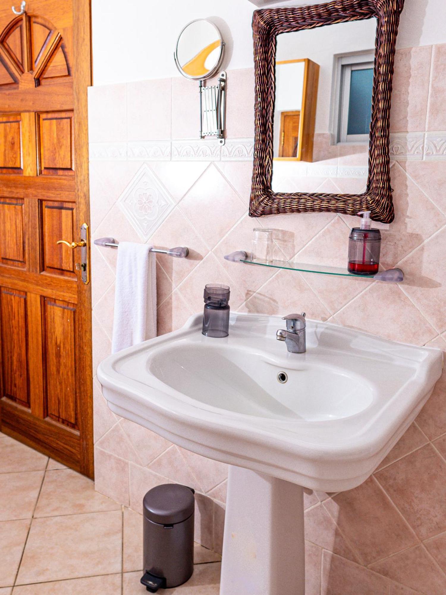 Bottle Palm Villa فيكتوريا المظهر الخارجي الصورة