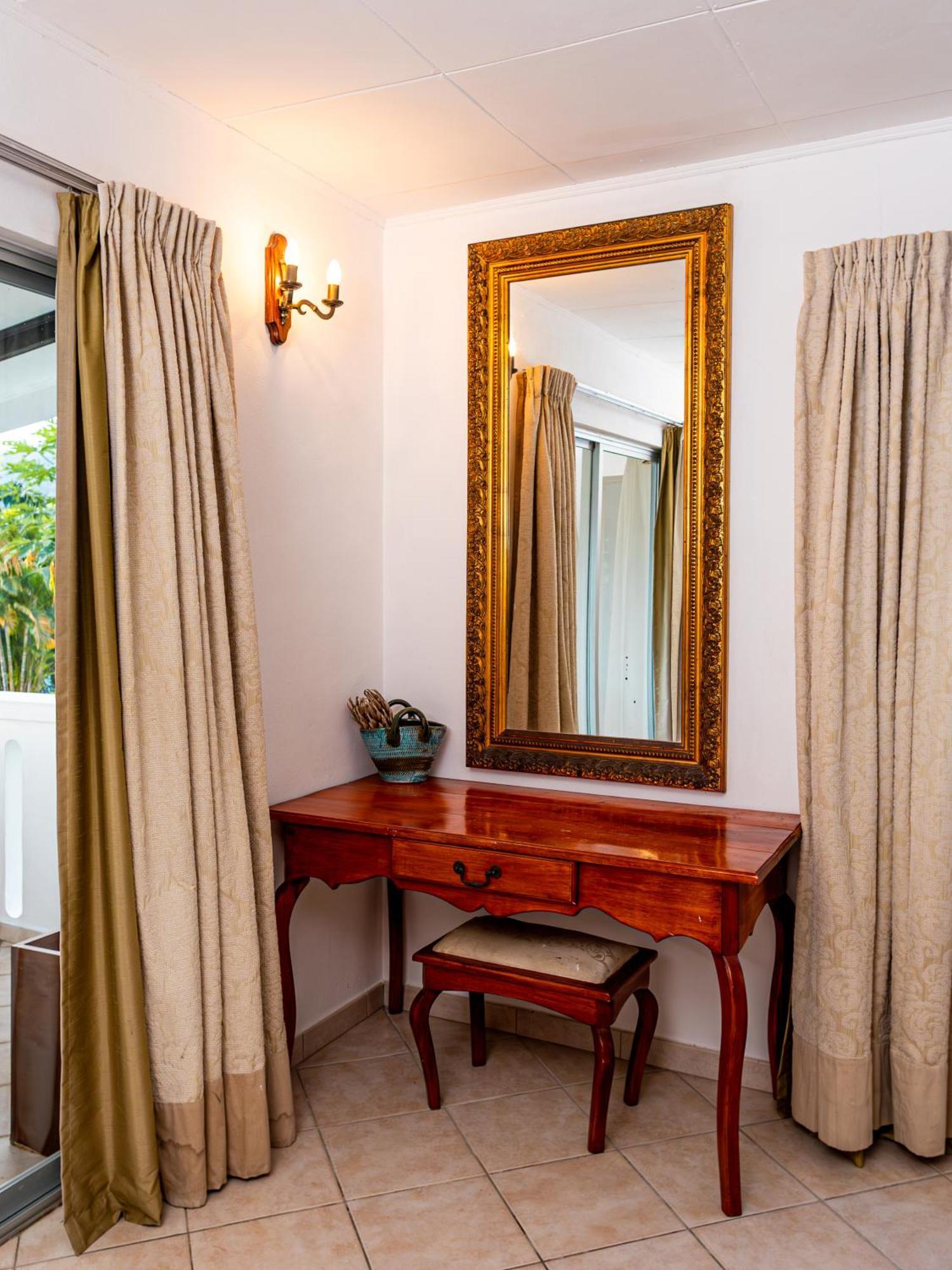Bottle Palm Villa فيكتوريا المظهر الخارجي الصورة