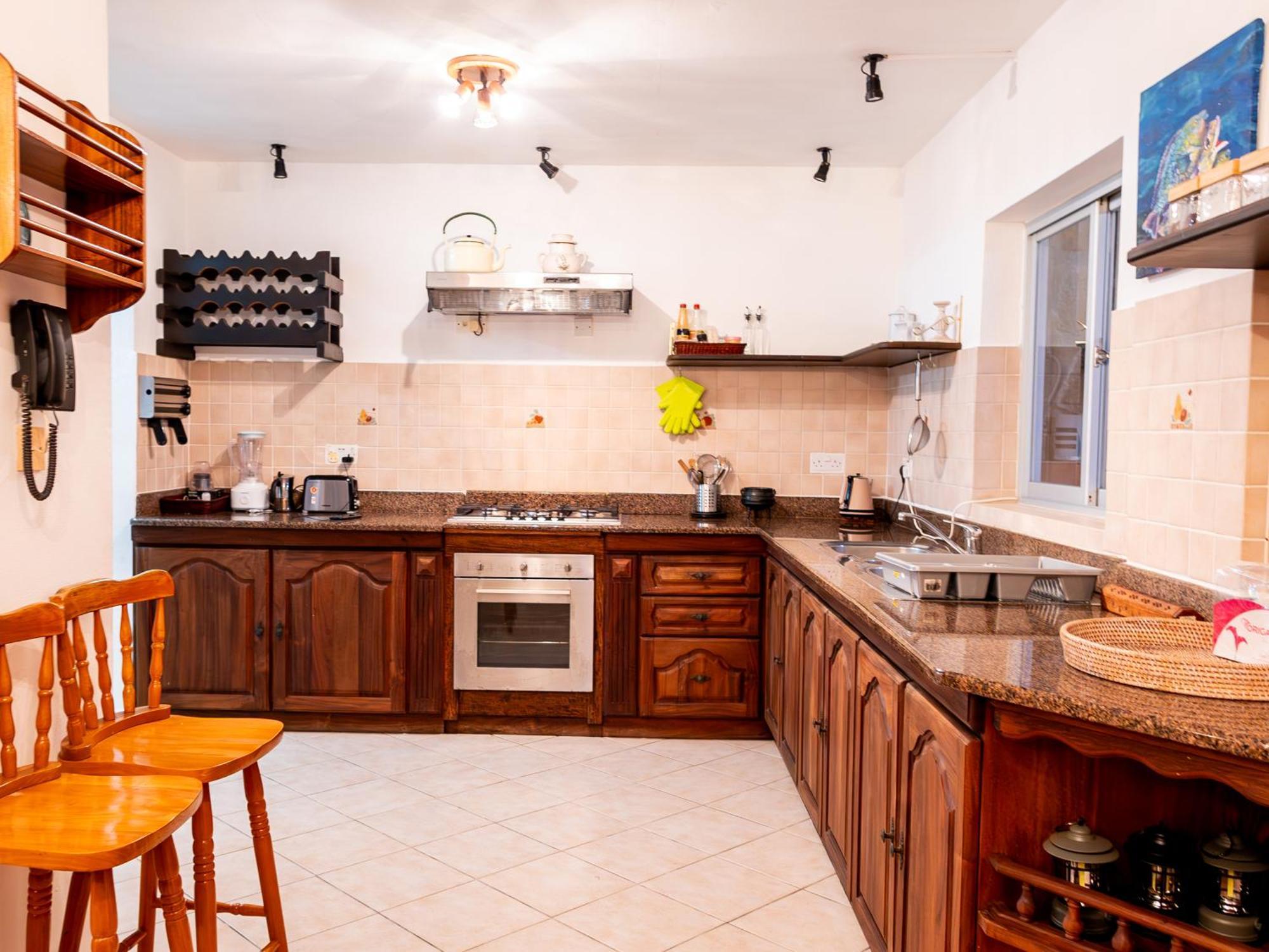 Bottle Palm Villa فيكتوريا المظهر الخارجي الصورة