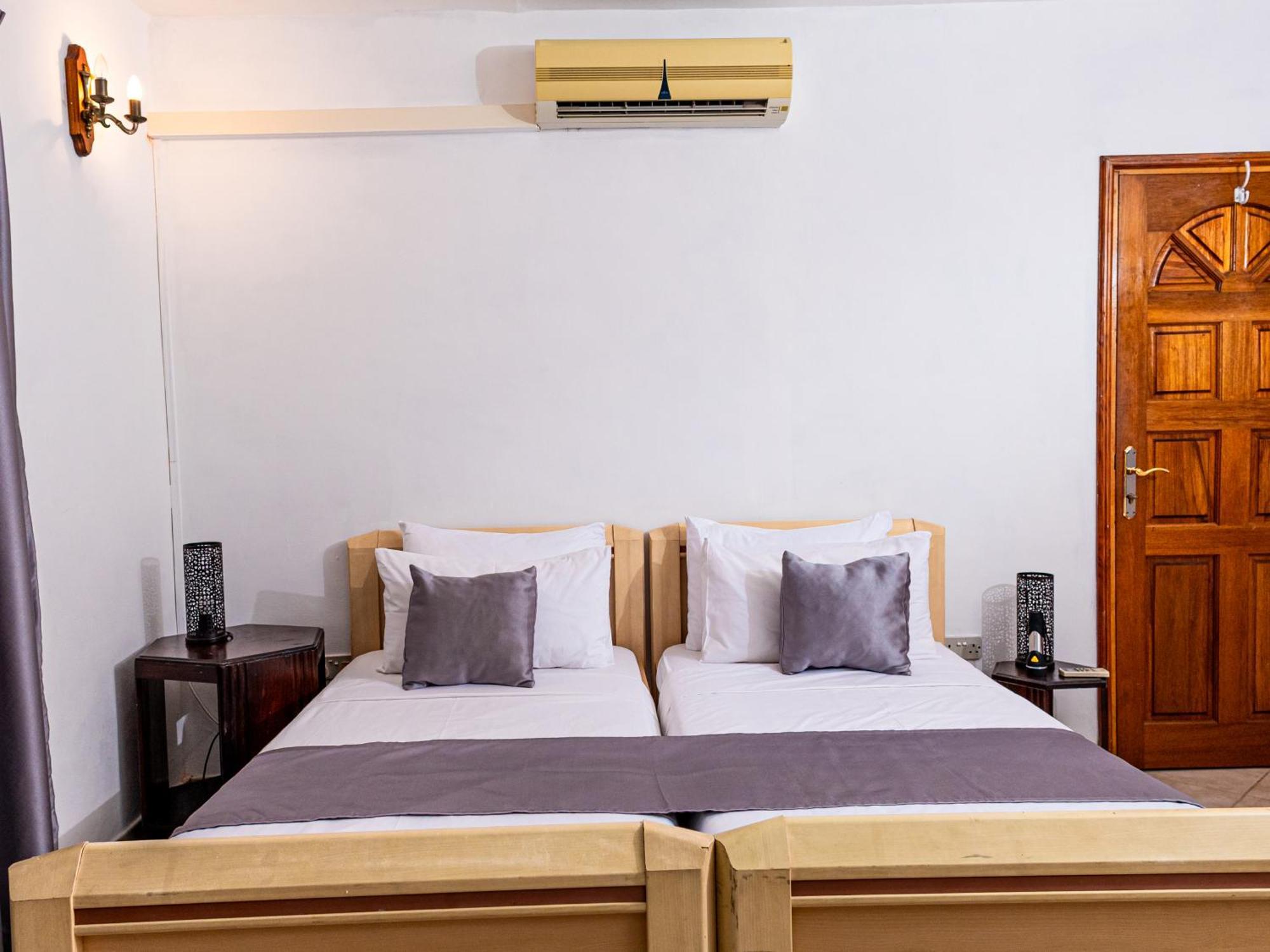 Bottle Palm Villa فيكتوريا المظهر الخارجي الصورة