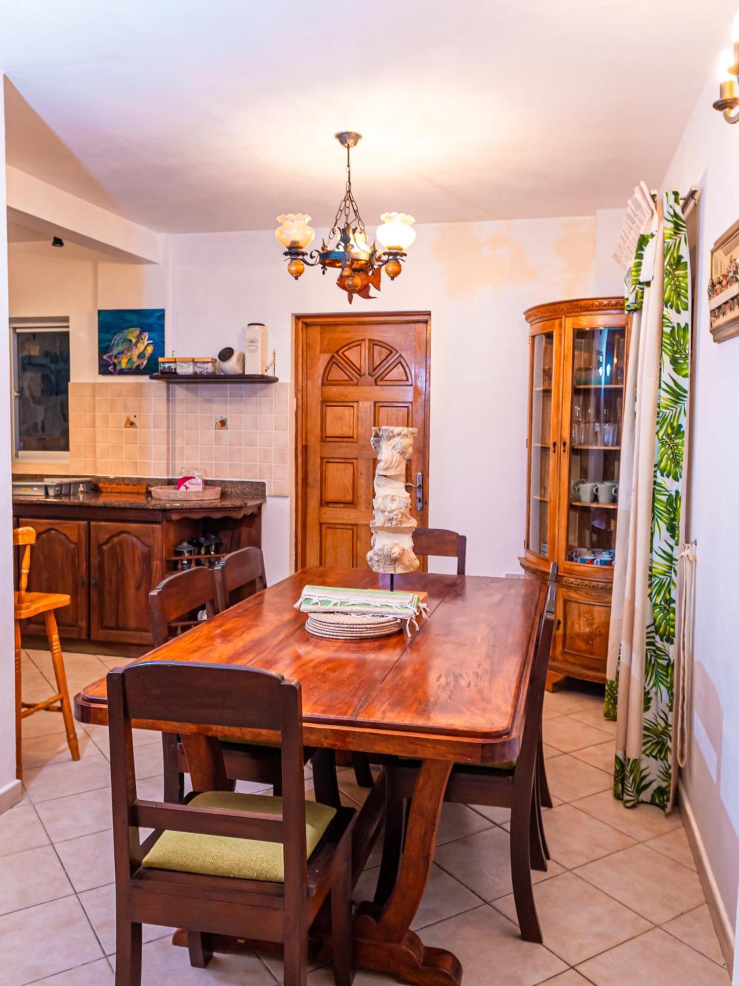 Bottle Palm Villa فيكتوريا المظهر الخارجي الصورة